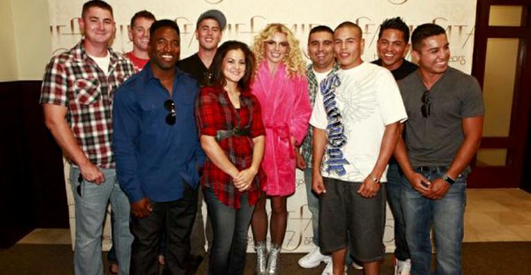 Britney e os marinheiros que dublaram seu hit