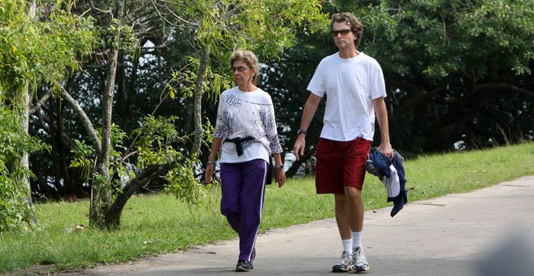 Marília Pêra caminha ao lado do marido