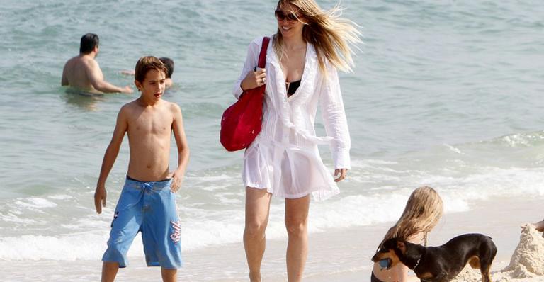 Susana Werner brinca com os filhos na praia