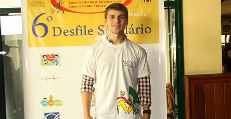 Thiago de Los Reyes prestigia desfile solidário