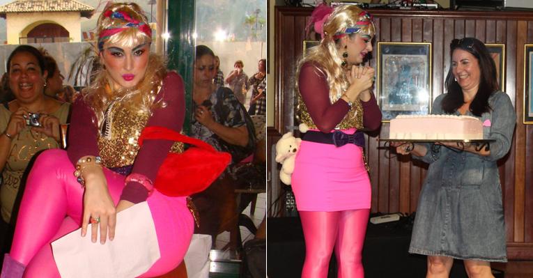 Com look extravagante, Fran Piaia ganha bolo-surpresa