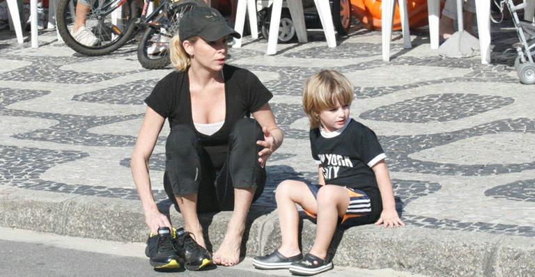 Dani Winits: carinho de mãe com os filhos