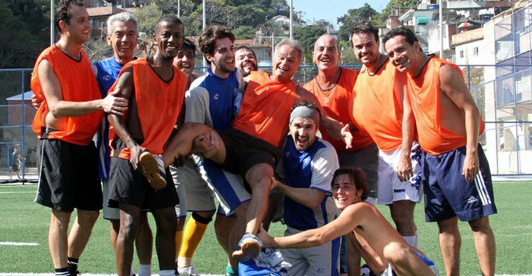 Kadu Moliterno joga futebol no Vidigal