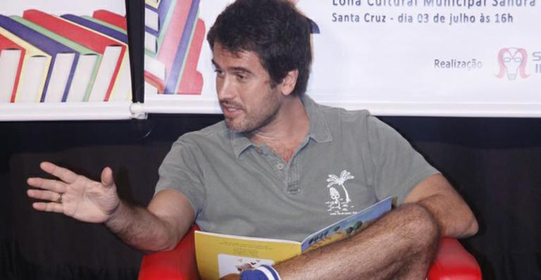 Eriberto Leão lê em projeto cultural
