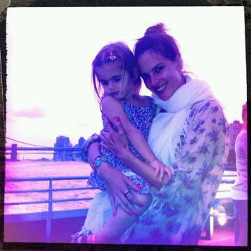 Alê Ambrosio posta foto com a filha Anja