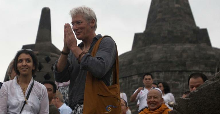 Richard Gere visita templo na Indonésia
