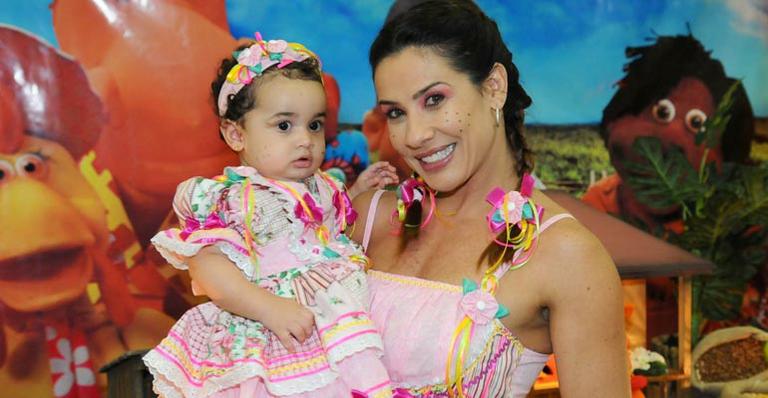 Scheila Carvalho faz festa para Giullia