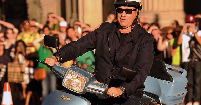 Tom Hanks chega de lambreta em première