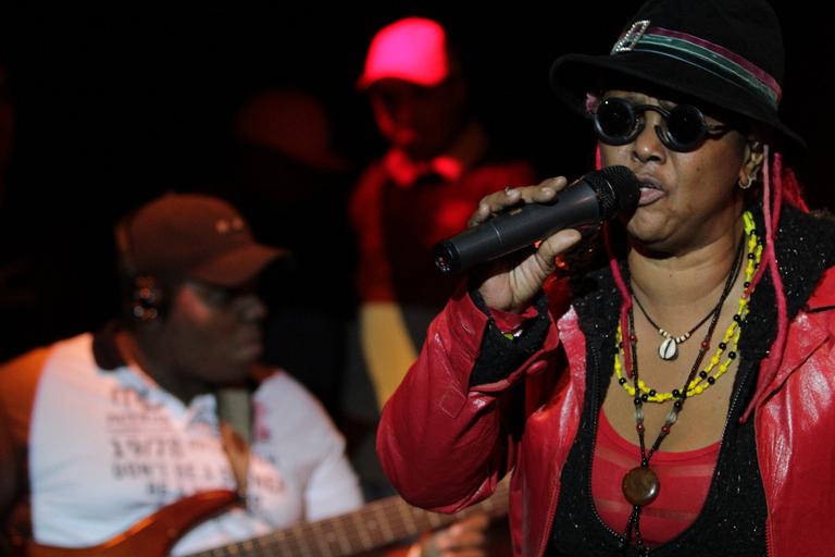 Sandra de Sá canta em boate carioca