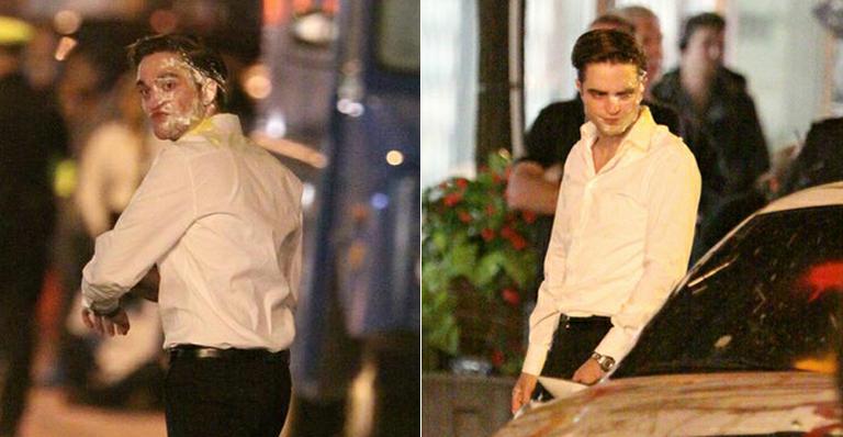Robert Pattinson leva torta na cara