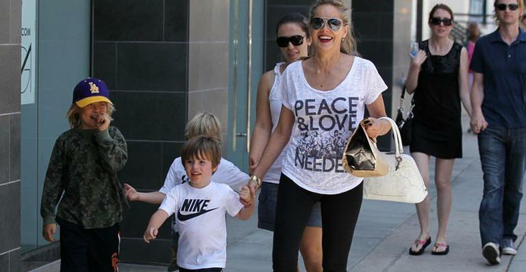 Sharon Stone passeia com seus três filhos