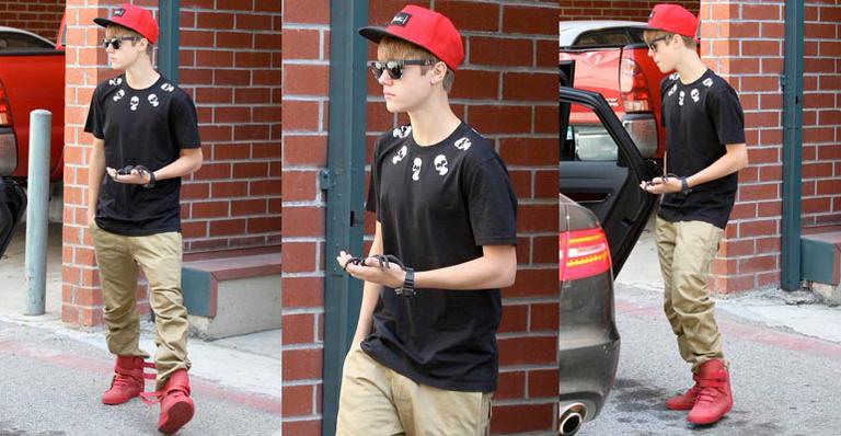 Justin Bieber brinca com aranha