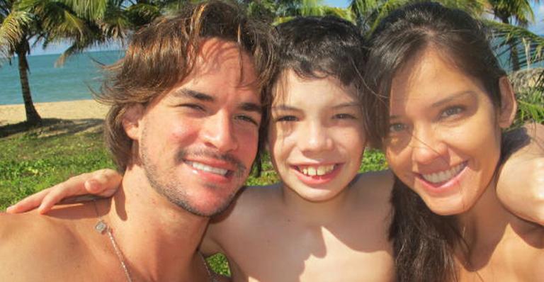 Família feliz: ex-BBBs curtem dias na Bahia