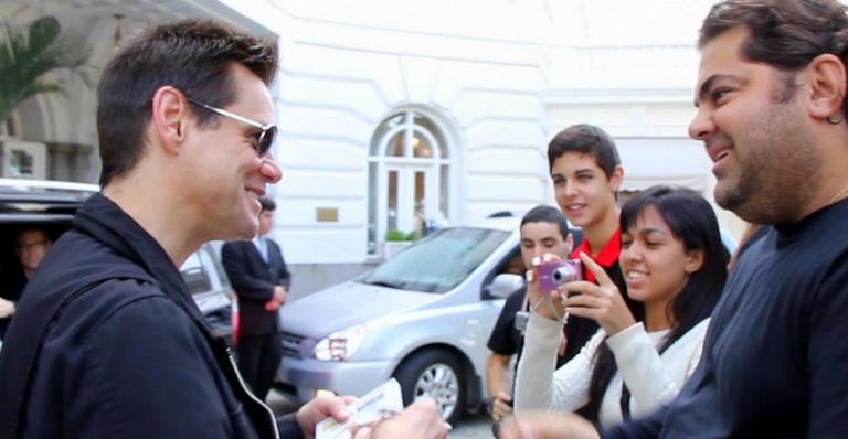 Simpático, Jim Carrey atende fãs na entrada de hotel