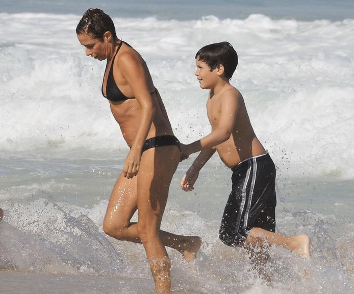 Andréa Beltrão e José curtem a praia