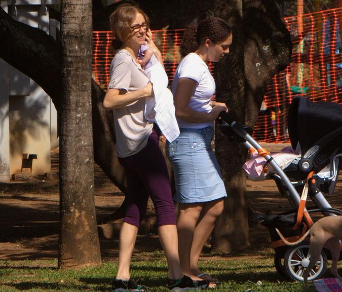 Betty Gofman paparica as suas gêmeas