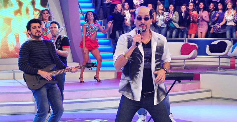 Rodrigo Faro imita Roupa Nova