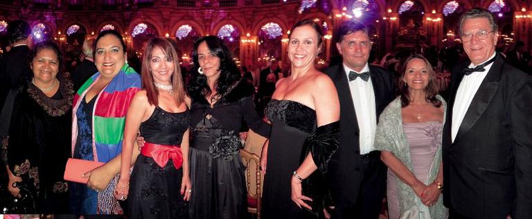 Paris vira palco de homenagens