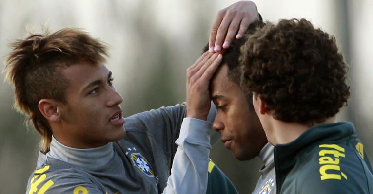 Neymar se preocupa com visual de Robinho