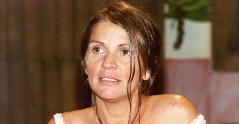Tássia Camargo permanece internada