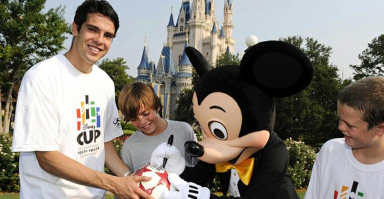 De férias, Kaká visita Disney e posa com personagens