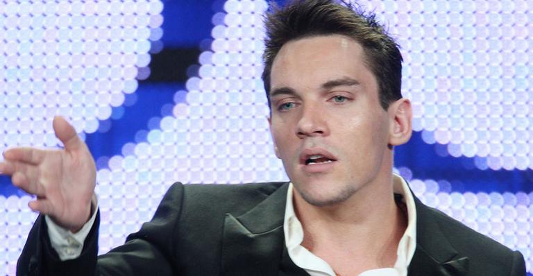 Jonathan Rhys Meyers é levado ao hospital, após tentativa de suicídio