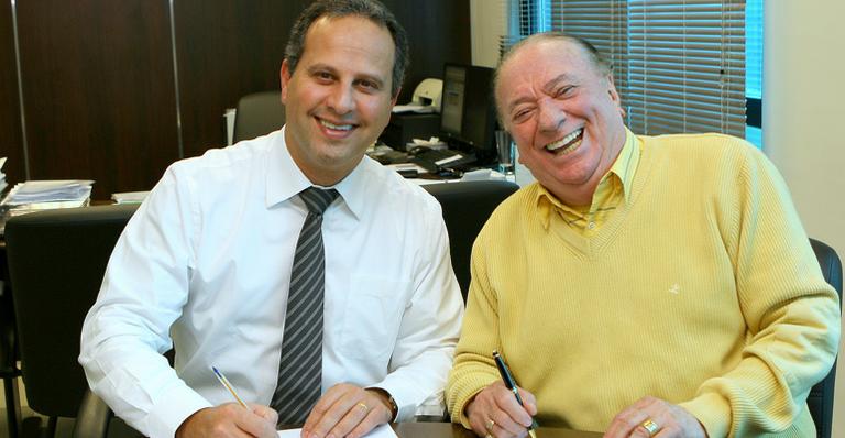 Raul Gil renova contrato com o SBT