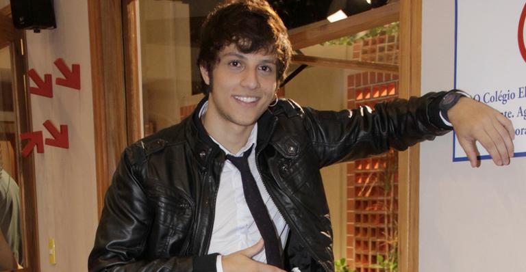 Chay Suede ganha festa surpresa na Record