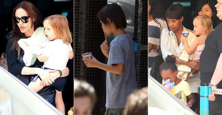 Angelina Jolie leva os filhos ao boliche