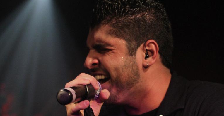 Famosos curtem noite em balada sertaneja
