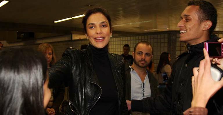 A caminho da Argentina, Ivete Sangalo atende fãs no aeroporto