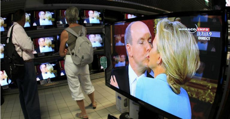 Albert II e Charlene se casam no civil