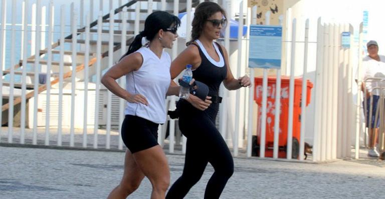 Juliana Paes se exercita na orla carioca