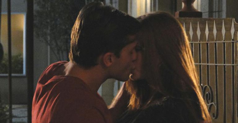 ‘Morde’: Guilherme e Alice se beijam