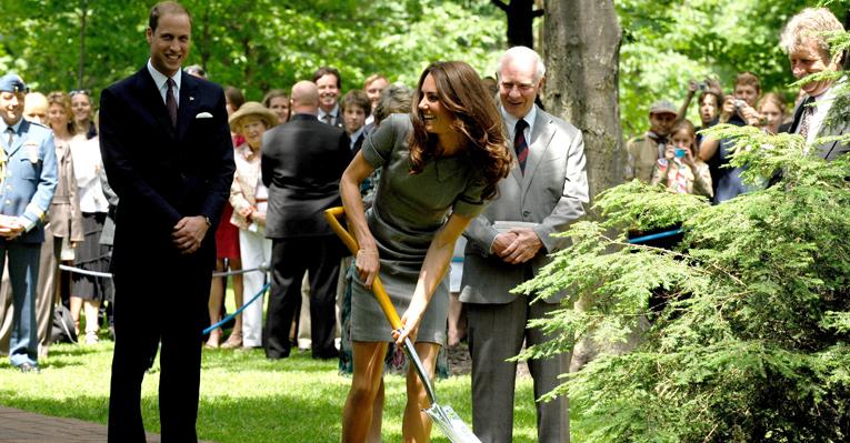 Príncipe William e Kate plantam árvore