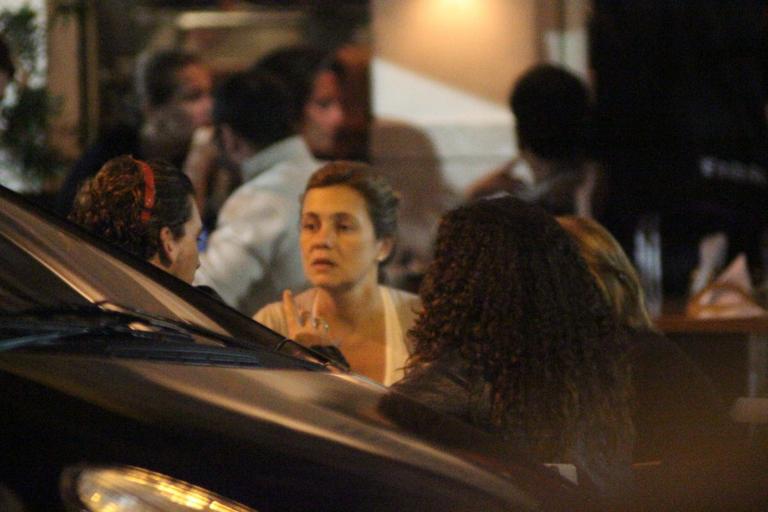 Adriana Esteves reúne amigos no Rio