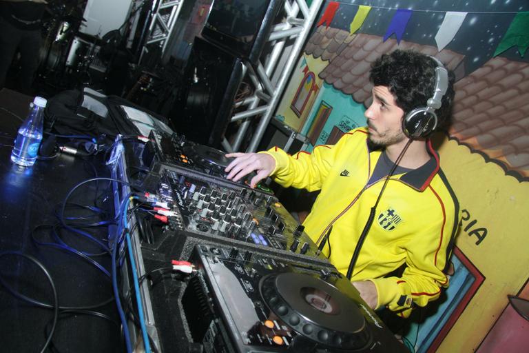 Pedro Neschling ataca de DJ em festa junina