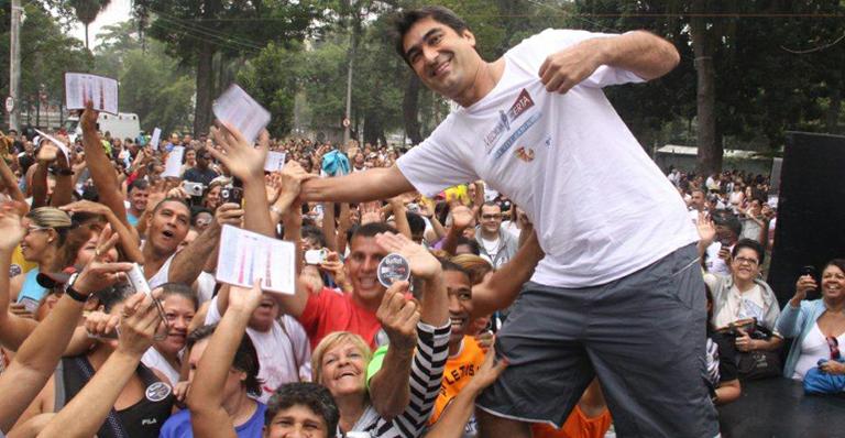 Zeca Camargo comanda caminhada no Rio