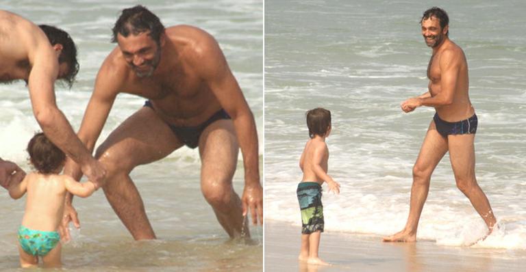 Domingos: carinho e diversão na praia