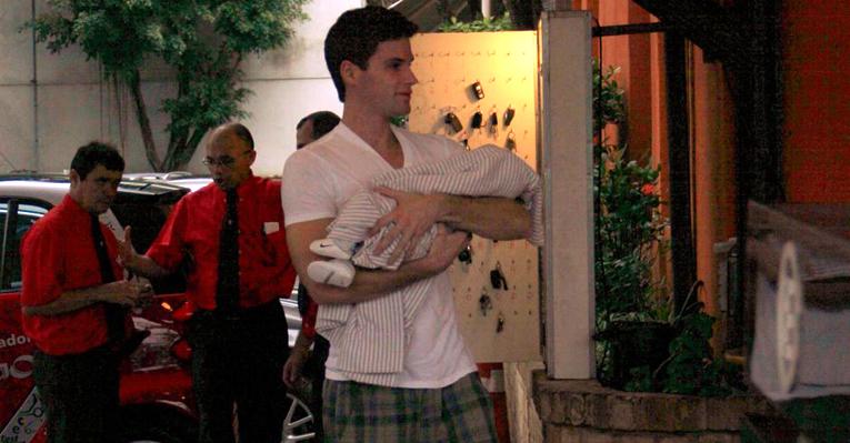 Papai Jonatas Faro passeia com Guy