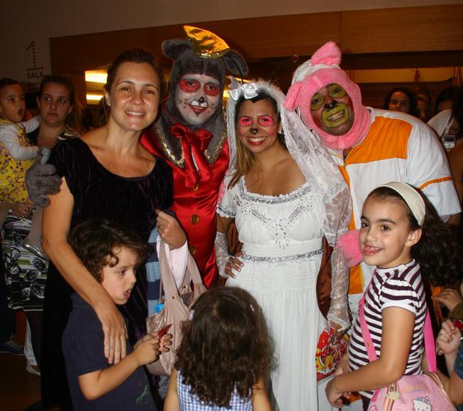 Adriana Esteves leva o filho ao teatro