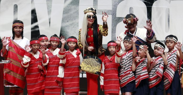Gaga é recebida por aborígenes em Taiwan