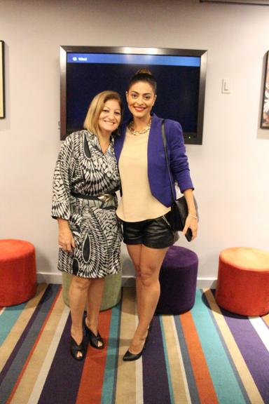 Juliana Paes vai com a mãe ao teatro