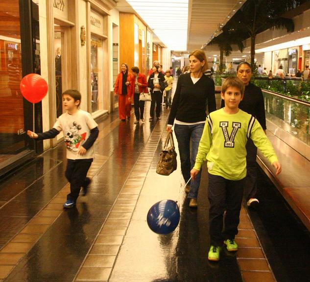 Helena Fernandes passeia com os filhos em shopping