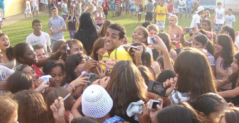 Galãs brilham em futebol beneficente