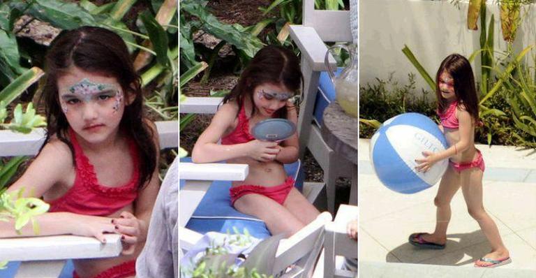 Em brincadeira, Suri Cruise pinta o rosto