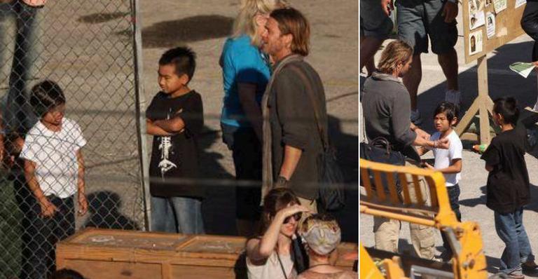 Filhos de Brad Pitt visitam o pai em set