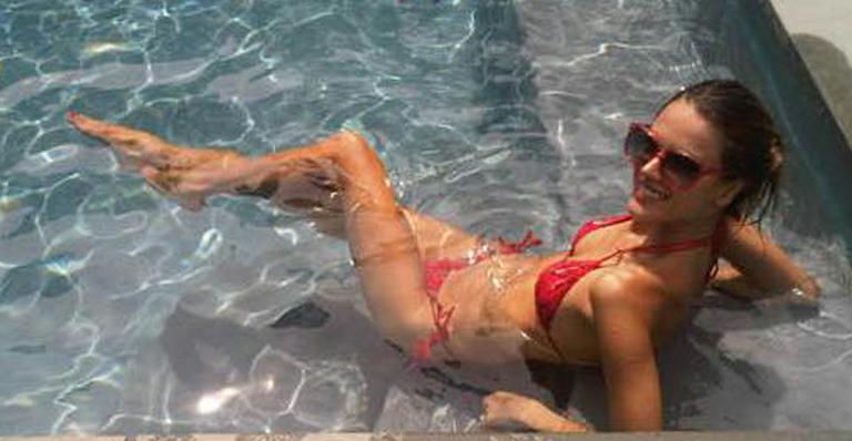 Hair stylist fotografa tops na piscina