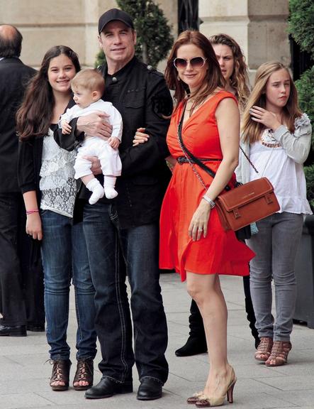 John Travolta  passeia com o clã