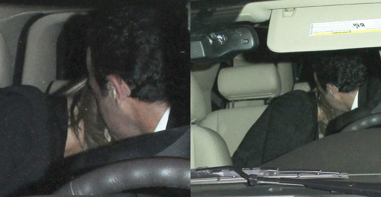Jennifer Aniston e Theroux trocam beijos